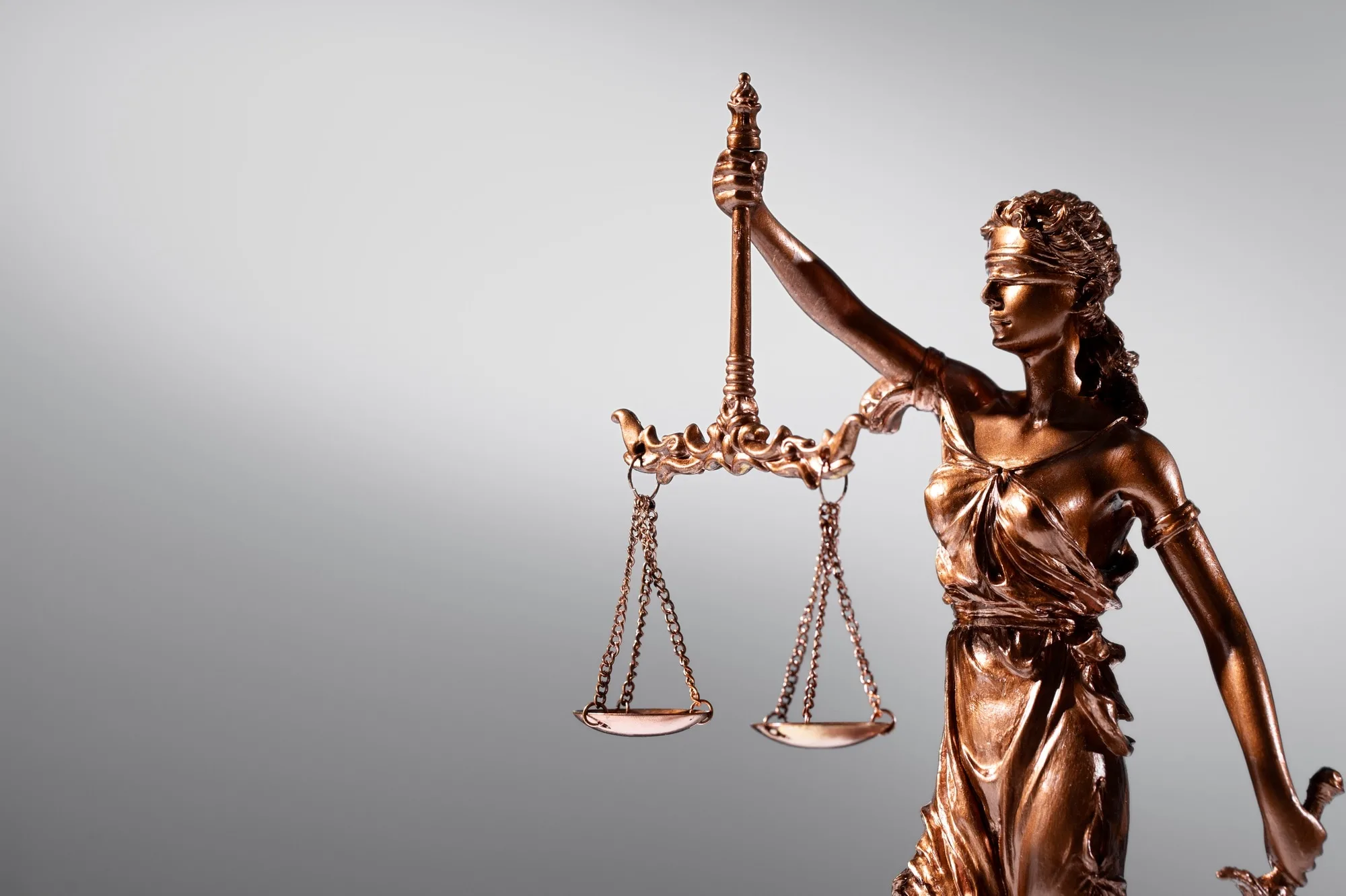 Bronzen beeld van Vrouwe Justitia met weegschaal als symbool voor recht en rechtvaardigheid